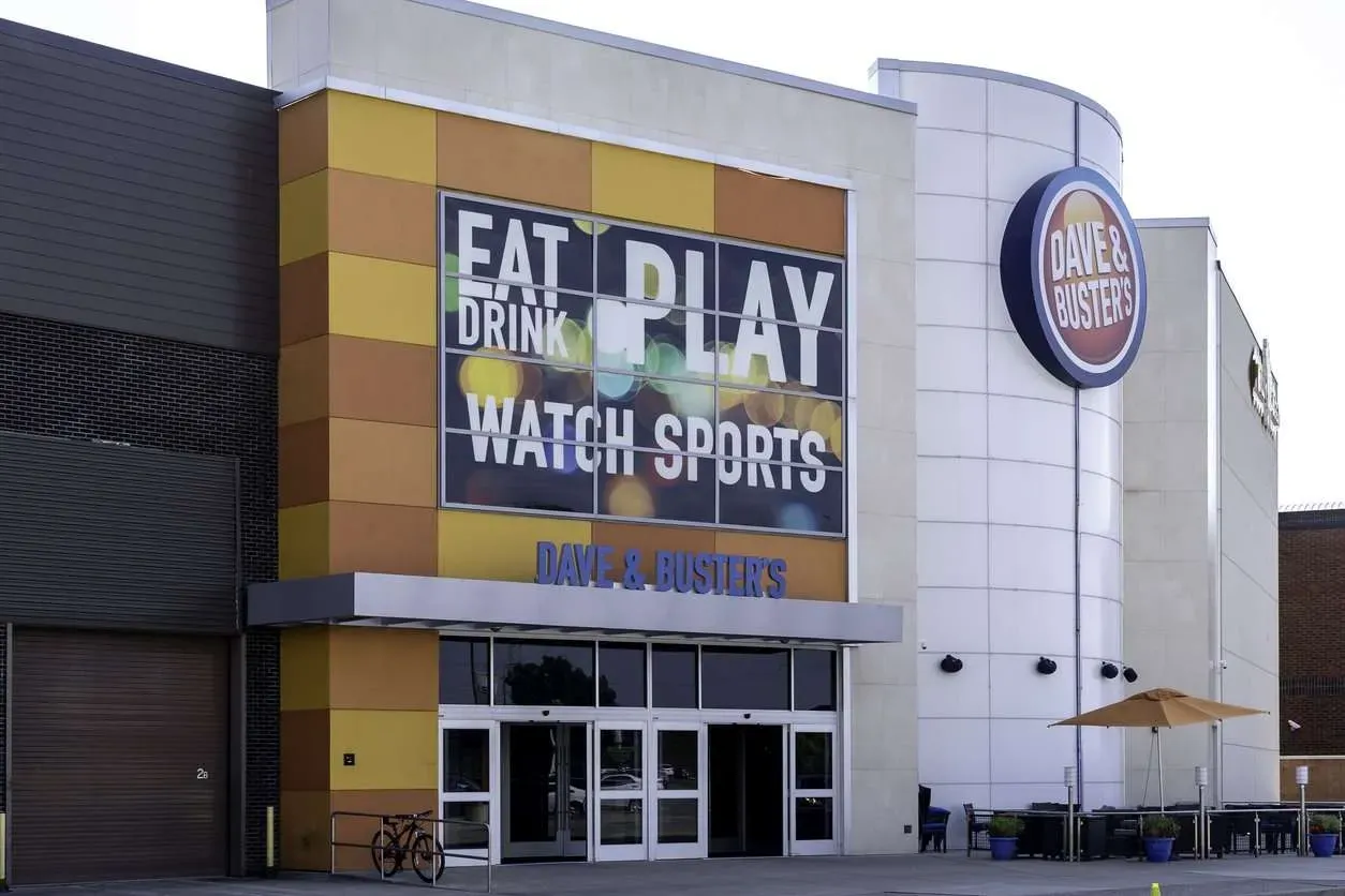 experience-gaming-and-food-at-dave-and-busters.webp